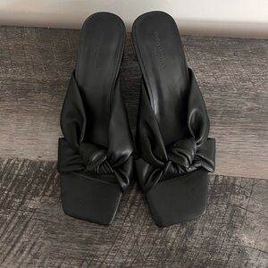 NWOB Never worn Banana Republic black low heel mules